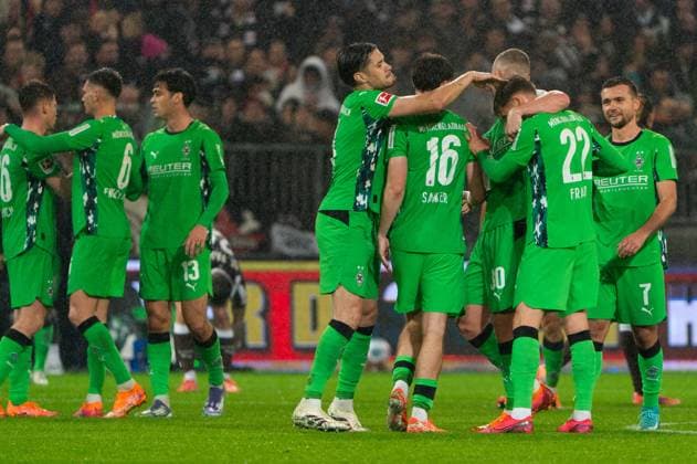 Gladbacher Mannschaft jubelt Jubel nach Sieg Spielende, Yannik Engelhardt (Borussia Moenchengladbach, 06), Giovanni Reyna (Borussia Moenchengladbach, 13), Philipp Sander (Borussia Moenchengladbach, 16), Nico Elvedi (Borussia Moenchengladbach, 30), Oscar Fraulo (Borussia Moenchengladbach, 22), Kevin Stoeger (Borussia Moenchengladbach, 07), GER, FC St. Pauli vs. Borussia Moenchengladbach, Fussball, Bundesliga, Spieltag 9, Saison 2025 2026, 01.11.2025 DFL REGULATIONS PROHIBIT ANY USE OF PHOTOGRAPHS AS IMAGE SEQUENCES AND OR QUASI-VIDEO GER, FC St. Pauli vs. Borussia Moenchengladbach, Fussball, Bundesliga, Spieltag 9, Saison 2025 2026, 01.11.2025 Hamburg Copyright: xEibner-Pressefoto MaxxVincenx EP_MVN