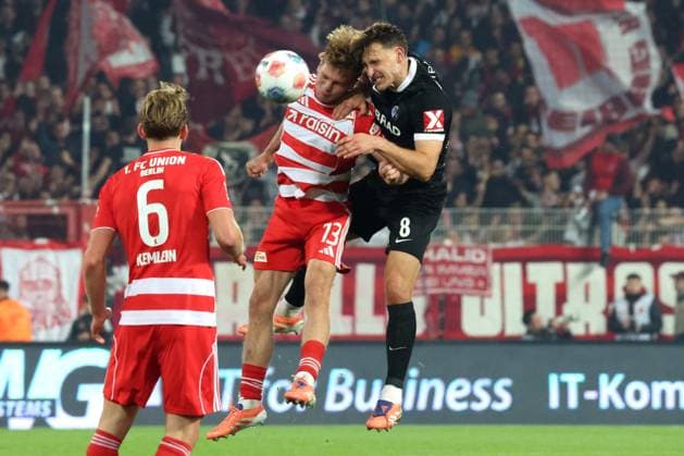 DEU, DFL, 1. FBL, 1.FC Union vs. SC Freiburg, 01.11.2025, Stadion Alte Foersterei, Berlin, DEU, DFL, 1. FBL, 1.FC Union vs. SC Freiburg, im Bild: Andras Schaefer (1.FC Union Berlin 13), Maximilian Eggestein (FC Freiburg 8) DFL - regulations prohibit any use of Photographs as image sequences and or quasi-video