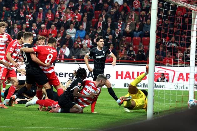 DEU, DFL, 1. FBL, 1.FC Union vs. SC Freiburg, 01.11.2025, Stadion Alte Foersterei, Berlin, DEU, DFL, 1. FBL, 1.FC Union vs. SC Freiburg, im Bild: Andrej Ilic (1.FC Union Berlin 23), Rani Khedira (1.FC Union Berlin 8), Johan Manzambi (FC Freiburg 44), Noah Atubolu (FC Freiburg 1) DFL - regulations prohibit any use of Photographs as image sequences and or quasi-video