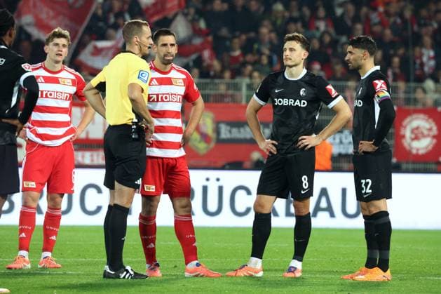 DEU, DFL, 1. FBL, 1.FC Union vs. SC Freiburg, 01.11.2025, Stadion Alte Foersterei, Berlin, DEU, DFL, 1. FBL, 1.FC Union vs. SC Freiburg, im Bild: Videoendscheid , Schiedsrichter Soeren Storck, Rani Khedira (1.FC Union Berlin 8), Aljoscha Kemlein (1.FC Union Berlin 6), Maximilian Eggestein (FC Freiburg 8), Vincenzo Grifo (FC Freiburg 32) DFL - regulations prohibit any use of Photographs as image sequences and or quasi-video