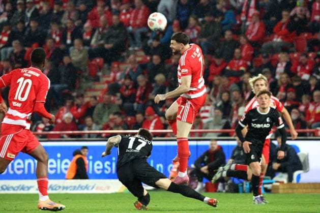 DEU, DFL, 1. FBL, 1.FC Union vs. SC Freiburg, 01.11.2025, Stadion Alte Foersterei, Berlin, DEU, DFL, 1. FBL, 1.FC Union vs. SC Freiburg, im Bild: Oliver Burke (1.FC Union Berlin 7), Lukas Kuebler (FC Freiburg 17) DFL - regulations prohibit any use of Photographs as image sequences and or quasi-video