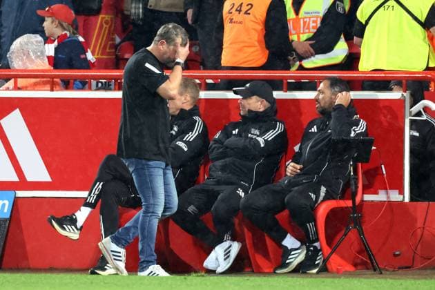 DEU, DFL, 1. FBL, 1.FC Union vs. SC Freiburg, 01.11.2025, Stadion Alte Foersterei, Berlin, DEU, DFL, 1. FBL, 1.FC Union vs. SC Freiburg, im Bild: Cheftrainer (Head Coach) Steffen Baumgart (1.FC Union Berlin), Unioner-Trainerbank DFL - regulations prohibit any use of Photographs as image sequences and or quasi-video