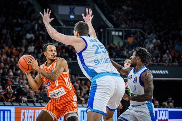 Neu Ulm, Deutschland, 01.11.25: Nelson Weidemann (ratiopharm ulm) und Jacob Knauf (Skyliners) im Zweikampf waehrend des Basketball Bundesliga Spiels zwischen ratiopharm ulm vs Frankfurt Skyliners in der ratiopharm Arena am 01. November 2025 in Neu Ulm, Deutschland. (Foto von Harry Langer DeFodi Images) ratiopharm Arena, Germany, 01.11.25: Nelson Weidemann (ratiopharm ulm) und Jacob Knauf (Skyliners) battle for the ball during the Basketball Bundesliga match between ratiopharm ulm vs Frankfurt Skyliners at Neu Ulm on November 1, 2025 in ratiopharm Arena, Germany. (Photo by Harry Langer DeFodi Images) (Photo by Harry Langer DeFodi Images) Neu Ulm, Germany, 01 11 25 Nelson Weidemann ratiopharm ulm and Jacob Knauf Skyliners battle for the ball during the Basketball Bundesliga match between ratiopharm ulm vs Frankfurt Skyliners at the ratiopharm Arena on November 01, 2025 in Neu Ulm, Germany Photo by Harry Langer DeFodi Images ratiopharm Arena, Germany, 01 11 25 Nelson Weidemann ratiopharm ulm and Jacob Knauf Skyliners battle for the ball during the Basketball Bundesliga match between ratiopharm ulm vs Frankfurt Skyliners at Neu Ulm on November 1, 2025 in ratiopharm Arena, Germany Photo by Harry Langer DeFodi Images Photo by Harry Langer DeFodi Images