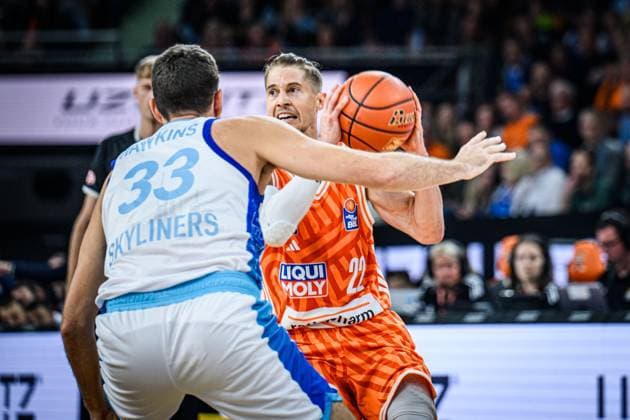 Neu Ulm, Deutschland, 01.11.25: Ryan Hawkins (Skyliners) und Thomas Klepeisz im Zweikampf waehrend des Basketball Bundesliga Spiels zwischen ratiopharm ulm vs Frankfurt Skyliners in der ratiopharm Arena am 01. November 2025 in Neu Ulm, Deutschland. (Foto von Harry Langer DeFodi Images) ratiopharm Arena, Germany, 01.11.25: Ryan Hawkins (Skyliners) und Thomas Klepeisz battle for the ball during the Basketball Bundesliga match between ratiopharm ulm vs Frankfurt Skyliners at Neu Ulm on November 1, 2025 in ratiopharm Arena, Germany. (Photo by Harry Langer DeFodi Images) (Photo by Harry Langer DeFodi Images) Neu Ulm, Germany, 01 11 25 Ryan Hawkins Skyliners and Thomas Klepeisz battle for the ball during the Basketball Bundesliga match between ratiopharm ulm vs Frankfurt Skyliners at ratiopharm Arena on November 1, 2025 in Neu Ulm, Germany Photo by Harry Langer DeFodi Images ratiopharm Arena, Germany, 01 11 25 Ryan Hawkins Skyliners and Thomas Klepeisz battle for the ball during the Basketball Bundesliga match between ratiopharm ulm vs Frankfurt Skyliners at Neu Ulm on November 1, 2025 in ratiopharm Arena, Germany Photo by Harry Langer DeFodi Images Photo by Harry Langer DeFodi Images
