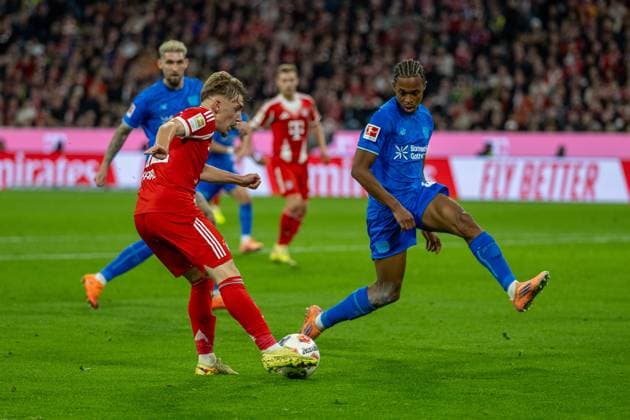 Lennart Karl (FC Bayern Muenchen, 42), Jeanuel Belocian (Bayer 04 Leverkusen, 44), GER, FC Bayern Muenchen vs. Bayer 04 Leverkusen, Fussball, Bundesliga, 09. Spieltag, Spielzeit 2025 2026, 01.11.2025, DFL DFB REGULATIONS PROHIBIT ANY USE OF PHOTOGRAPHS AS IMAGE SEQUENCES AND OR QUASI-VIDEO, GER, FC Bayern Muenchen vs. Bayer 04 Leverkusen, Fussball, Bundesliga, 09. Spieltag, Spielzeit 2025 2026, 01.11.2025 Muenchen Copyright: xEibner-Pressefotox EP_EER