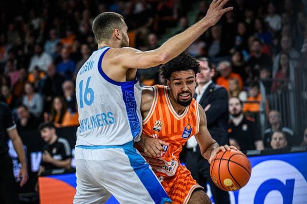 Neu Ulm, Deutschland, 01.11.25: Radii Caisin (Skyliners) und Len Schoormann (ratiopharm ulm) im Zweikampf waehrend des Basketball Bundesliga Spiels zwischen ratiopharm ulm vs Frankfurt Skyliners in der ratiopharm Arena am 01. November 2025 in Neu Ulm, Deutschland. (Foto von Harry Langer DeFodi Images) ratiopharm Arena, Germany, 01.11.25: Radii Caisin (Skyliners) und Len Schoormann (ratiopharm ulm) battle for the ball during the Basketball Bundesliga match between ratiopharm ulm vs Frankfurt Skyliners at Neu Ulm on November 1, 2025 in ratiopharm Arena, Germany. (Photo by Harry Langer DeFodi Images) (Photo by Harry Langer DeFodi Images) Neu Ulm, Germany, 01 11 25 Radii Caisin Skyliners and Len Schoormann ratiopharm ulm battle for the ball during the Basketball Bundesliga match between ratiopharm ulm vs Frankfurt Skyliners at the ratiopharm Arena on November 01, 2025 in Neu Ulm, Germany Photo by Harry Langer DeFodi Images ratiopharm Arena, Germany, 01 11 25 Radii Caisin Skyliners and Len Schoormann ratiopharm ulm battle for the ball during the Basketball Bundesliga match between ratiopharm ulm vs Frankfurt Skyliners at Neu Ulm on November 1, 2025 in ratiopharm Arena, Germany Photo by Harry Langer DeFodi Images Photo by Harry Langer DeFodi Images