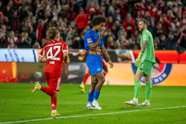 05fcb ist enttäuscht enttaeuscht, unzufrieden nach Tor zum 1:0 durch Serge Gnabry (FC Bayern Muenchen, 07), GER, FC Bayern Muenchen vs. Bayer 04 Leverkusen, Fussball, Bundesliga, 09. Spieltag, Spielzeit 2025 2026, 01.11.2025, DFL DFB REGULATIONS PROHIBIT ANY USE OF PHOTOGRAPHS AS IMAGE SEQUENCES AND OR QUASI-VIDEO, GER, FC Bayern Muenchen vs. Bayer 04 Leverkusen, Fussball, Bundesliga, 09. Spieltag, Spielzeit 2025 2026, 01.11.2025 Muenchen Copyright: xEibner-Pressefotox EP_EER