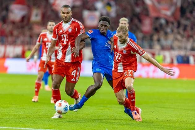 harter Zweikampf zwischen Jonathan Tah (FC Bayern Muenchen, 04) Ernest Poku (Bayer 04 Leverkusen, 19) Konrad Laimer (FC Bayern Muenchen, 27), GER, FC Bayern Muenchen vs. Bayer 04 Leverkusen, Fussball, Bundesliga, 09. Spieltag, Spielzeit 2025 2026, 01.11.2025, DFL DFB REGULATIONS PROHIBIT ANY USE OF PHOTOGRAPHS AS IMAGE SEQUENCES AND OR QUASI-VIDEO, GER, FC Bayern Muenchen vs. Bayer 04 Leverkusen, Fussball, Bundesliga, 09. Spieltag, Spielzeit 2025 2026, 01.11.2025 Muenchen Copyright: xEibner-Pressefoto JanixPlessx EP_JPL