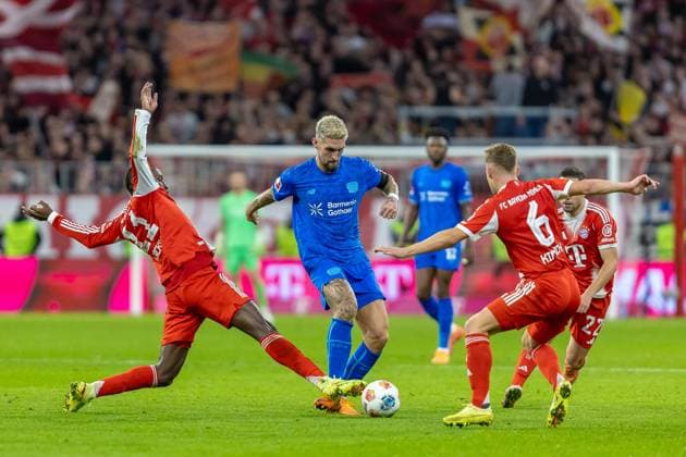Nicolas Jackson (FC Bayern Muenchen, 11) graetscht im Zweikampf Robert Andrich (Bayer 04 Leverkusen, 08) Joshua Kimmich (FC Bayern Muenchen, 06) Raphael Guerreiro (FC Bayern Muenchen, 22), GER, FC Bayern Muenchen vs. Bayer 04 Leverkusen, Fussball, Bundesliga, 09. Spieltag, Spielzeit 2025 2026, 01.11.2025, DFL DFB REGULATIONS PROHIBIT ANY USE OF PHOTOGRAPHS AS IMAGE SEQUENCES AND OR QUASI-VIDEO, GER, FC Bayern Muenchen vs. Bayer 04 Leverkusen, Fussball, Bundesliga, 09. Spieltag, Spielzeit 2025 2026, 01.11.2025 Muenchen Copyright: xEibner-Pressefoto JanixPlessx EP_JPL