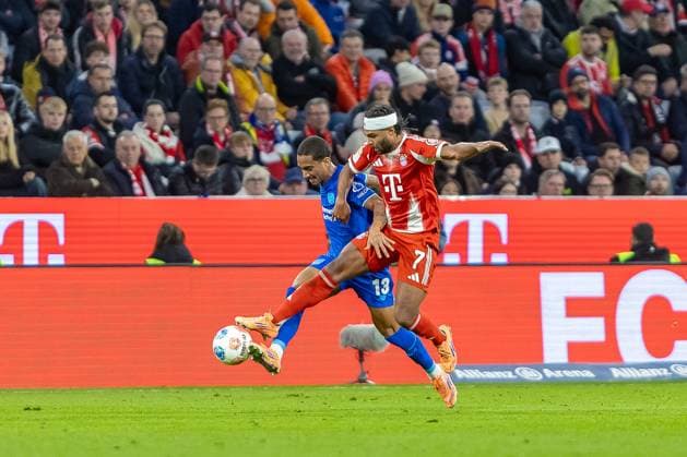 Dynamischer Zweikampf zwischen Arthur (Bayer 04 Leverkusen, 13) Serge Gnabry (FC Bayern Muenchen, 07), GER, FC Bayern Muenchen vs. Bayer 04 Leverkusen, Fussball, Bundesliga, 09. Spieltag, Spielzeit 2025 2026, 01.11.2025, DFL DFB REGULATIONS PROHIBIT ANY USE OF PHOTOGRAPHS AS IMAGE SEQUENCES AND OR QUASI-VIDEO, GER, FC Bayern Muenchen vs. Bayer 04 Leverkusen, Fussball, Bundesliga, 09. Spieltag, Spielzeit 2025 2026, 01.11.2025 Muenchen Copyright: xEibner-Pressefoto JanixPlessx EP_JPL