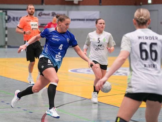 Svenja Mann (Bergischer HC, 04) beim Angriff aufs Tor Bergischer HC Frauen vs. SV Werder Bremen Frauen, Handball, 2. Bundesliga Frauen, 7. Spieltag, Saison 2025 2026, 01.11.2025 Bergischer HC Frauen vs. SV Werder Bremen Frauen, Handball, 2. Bundesliga Frauen, 7. Spieltag, Saison 2025 2026, 01.11.2025 Solingen Copyright: xEibner-Pressefoto DamianxKruczynx EP_DKI