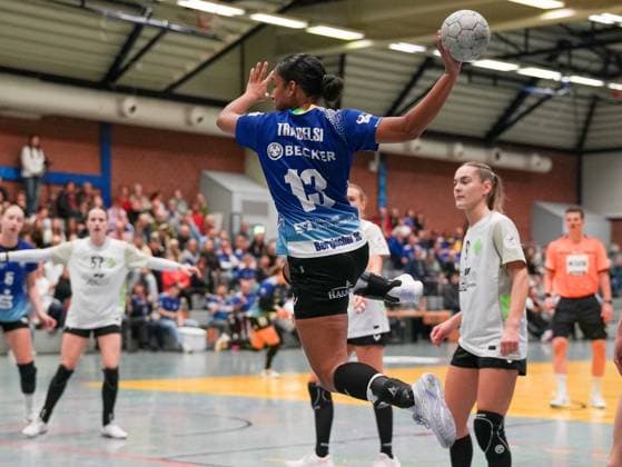 Djazzmin Trabelsi (Bergischer HC, 13) beim Sprungwurf auf das Tor Bergischer HC Frauen vs. SV Werder Bremen Frauen, Handball, 2. Bundesliga Frauen, 7. Spieltag, Saison 2025 2026, 01.11.2025 Bergischer HC Frauen vs. SV Werder Bremen Frauen, Handball, 2. Bundesliga Frauen, 7. Spieltag, Saison 2025 2026, 01.11.2025 Solingen Copyright: xEibner-Pressefoto DamianxKruczynx EP_DKI
