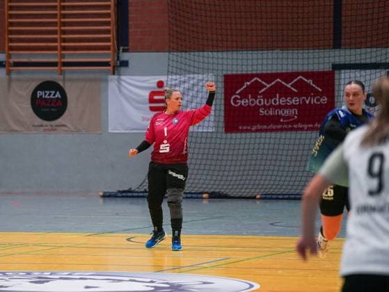 Natascha Krueckemeier (Bergischer HC, 01) jubelt nach Parade Bergischer HC Frauen vs. SV Werder Bremen Frauen, Handball, 2. Bundesliga Frauen, 7. Spieltag, Saison 2025 2026, 01.11.2025 Bergischer HC Frauen vs. SV Werder Bremen Frauen, Handball, 2. Bundesliga Frauen, 7. Spieltag, Saison 2025 2026, 01.11.2025 Solingen Copyright: xEibner-Pressefoto DamianxKruczynx EP_DKI
