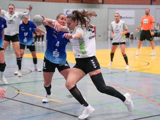 Lara Niemann (SV Werder Bremen, 35) gegen Svenja Mann (Bergischer HC, 04) im Zweikampf Bergischer HC Frauen vs. SV Werder Bremen Frauen, Handball, 2. Bundesliga Frauen, 7. Spieltag, Saison 2025 2026, 01.11.2025 Bergischer HC Frauen vs. SV Werder Bremen Frauen, Handball, 2. Bundesliga Frauen, 7. Spieltag, Saison 2025 2026, 01.11.2025 Solingen Copyright: xEibner-Pressefoto DamianxKruczynx EP_DKI