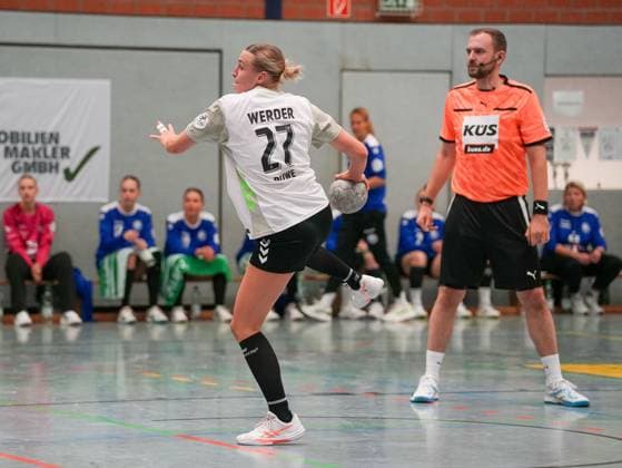 Emma Ruwe (SV Werder Bremen, 27) beim Siebenmeter Bergischer HC Frauen vs. SV Werder Bremen Frauen, Handball, 2. Bundesliga Frauen, 7. Spieltag, Saison 2025 2026, 01.11.2025 Bergischer HC Frauen vs. SV Werder Bremen Frauen, Handball, 2. Bundesliga Frauen, 7. Spieltag, Saison 2025 2026, 01.11.2025 Solingen Copyright: xEibner-Pressefoto DamianxKruczynx EP_DKI