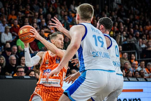 Neu Ulm, Deutschland, 01.11.25: Thomas Klepeisz (ratiopharm ulm), Till Pape (Skyliners) und Logan Johnson (Skyliners) im Zweikampf waehrend des Basketball Bundesliga Spiels zwischen ratiopharm ulm vs Frankfurt Skyliners in der ratiopharm Arena am 01. November 2025 in Neu Ulm, Deutschland. (Foto von Harry Langer DeFodi Images) ratiopharm Arena, Germany, 01.11.25: Thomas Klepeisz (ratiopharm ulm), Till Pape (Skyliners) und Logan Johnson (Skyliners) battle for the ball during the Basketball Bundesliga match between ratiopharm ulm vs Frankfurt Skyliners at Neu Ulm on November 1, 2025 in ratiopharm Arena, Germany. (Photo by Harry Langer DeFodi Images) (Photo by Harry Langer DeFodi Images) Neu Ulm, Germany, 01 11 25 Thomas Klepeisz ratiopharm ulm , Till Pape Skyliners and Logan Johnson Skyliners battle for the ball during the Basketball Bundesliga match between ratiopharm ulm vs Frankfurt Skyliners at ratiopharm Arena on November 01, 2025 in Neu Ulm, Germany Photo by Harry Langer DeFodi Images ratiopharm Arena, Germany, 01 11 25 Thomas Klepeisz ratiopharm ulm , Till Pape Skyliners and Logan Johnson Skyliners battle for the ball during the Basketball Bundesliga match between ratiopharm ulm vs Frankfurt Skyliners at Neu Ulm on November 1, 2025 in ratiopharm Arena, Germany Photo by Harry Langer DeFodi Images Photo by Harry Langer DeFodi Images