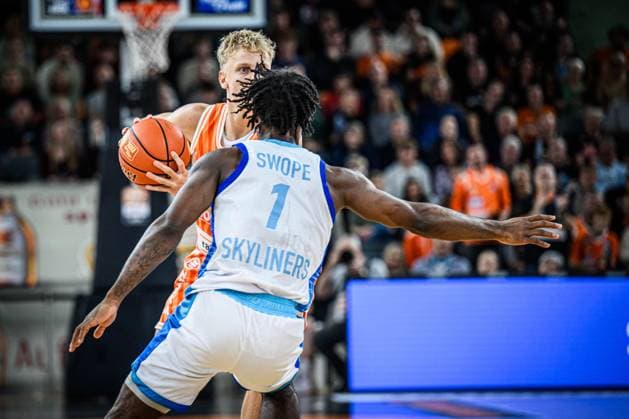 Neu Ulm, Deutschland, 01.11.25: Teo Milicic (ratiopharm ulm) und Isaiah Swope (Skyliners) im Zweikampf waehrend des Basketball Bundesliga Spiels zwischen ratiopharm ulm vs Frankfurt Skyliners in der ratiopharm Arena am 01. November 2025 in Neu Ulm, Deutschland. (Foto von Harry Langer DeFodi Images) ratiopharm Arena, Germany, 01.11.25: Teo Milicic (ratiopharm ulm) und Isaiah Swope (Skyliners) battle for the ball during the Basketball Bundesliga match between ratiopharm ulm vs Frankfurt Skyliners at Neu Ulm on November 1, 2025 in ratiopharm Arena, Germany. (Photo by Harry Langer DeFodi Images) (Photo by Harry Langer DeFodi Images) Neu Ulm, Germany, 01 11 25 Teo Milicic ratiopharm ulm and Isaiah Swope Skyliners battle for the ball during the Basketball Bundesliga match between ratiopharm ulm vs Frankfurt Skyliners at the ratiopharm Arena on November 01, 2025 in Neu Ulm, Germany Photo by Harry Langer DeFodi Images ratiopharm Arena, Germany, 01 11 25 Teo Milicic ratiopharm ulm and Isaiah Swope Skyliners battle for the ball during the Basketball Bundesliga match between ratiopharm ulm vs Frankfurt Skyliners at Neu Ulm on November 1, 2025 in ratiopharm Arena, Germany Photo by Harry Langer DeFodi Images Photo by Harry Langer DeFodi Images