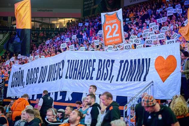Die Fans begruessen Thomas Klepeisz (ratiopharm ulm, 22) GER, ratiopharm ulm vs. Skyliners Frankfurt, Basketball, 6. Spieltag, EasyCredit Bundesliga, Spielzeit 2025 2026, 01.11.2025 GER, ratiopharm ulm vs. Skyliners Frankfurt, Basketball, 6. Spieltag, EasyCredit Bundesliga, Spielzeit 2025 2026, 01.11.2025 Neu-Ulm Copyright: xEibner-Pressefoto GeraldxOelze-dx EP_ODS
