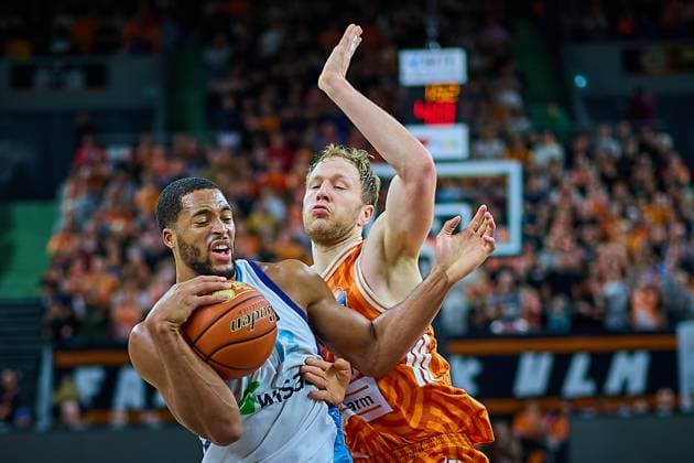 Kampf um den Ball zwischen Jaedon Le Dee (Frankfurt Skyliners, 13), Christian Sengfelder (ratiopharm ulm, 43) GER, ratiopharm ulm vs. Skyliners Frankfurt, Basketball, 6. Spieltag, EasyCredit Bundesliga, Spielzeit 2025 2026, 01.11.2025 GER, ratiopharm ulm vs. Skyliners Frankfurt, Basketball, 6. Spieltag, EasyCredit Bundesliga, Spielzeit 2025 2026, 01.11.2025 Neu-Ulm Copyright: xEibner-Pressefoto GeraldxOelze-dx EP_ODS