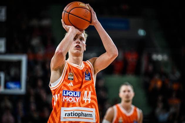Neu Ulm, Deutschland, 01.11.25: Teo Milicic (ratiopharm ulm) in Aktion, am Ball, Einzelaktion waehrend des Basketball Bundesliga Spiels zwischen ratiopharm ulm vs Frankfurt Skyliners in der ratiopharm Arena am 01. November 2025 in Neu Ulm, Deutschland. (Foto von Harry Langer DeFodi Images) ratiopharm Arena, Germany, 01.11.25: Teo Milicic (ratiopharm ulm) controls the Ball during the Basketball Bundesliga match between ratiopharm ulm vs Frankfurt Skyliners at Neu Ulm on November 1, 2025 in ratiopharm Arena, Germany. (Photo by Harry Langer DeFodi Images) (Photo by Harry Langer DeFodi Images) Neu Ulm, Germany, 01 11 25 Teo Milicic ratiopharm ulm in action, on the ball, single action during the Basketball Bundesliga match between ratiopharm ulm vs Frankfurt Skyliners at ratiopharm Arena on November 01, 2025 in Neu Ulm, Germany Photo by Harry Langer DeFodi Images ratiopharm Arena, Germany, 01 11 25 Teo Milicic ratiopharm ulm controls the Ball during the Basketball Bundesliga match between ratiopharm ulm vs Frankfurt Skyliners at Neu Ulm on November 1, 2025 in ratiopharm Arena, Germany Photo by Harry Langer DeFodi Images Photo by Harry Langer DeFodi Images