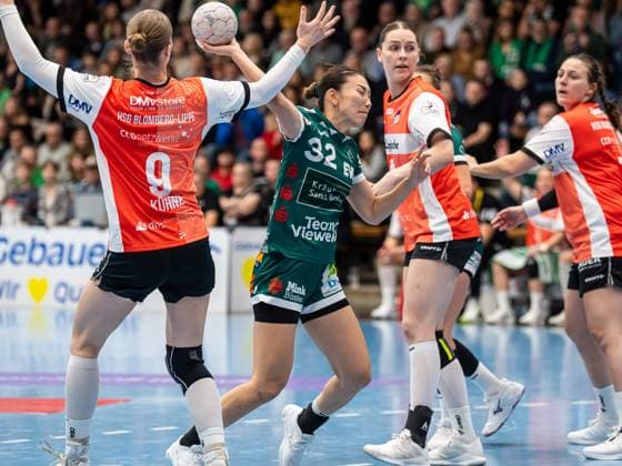 Haruno Sasaki (Frisch Auf Frauen, 32) im Zweikampf mit Nieke Kuehne (HSG Blomberg-Lippe, 09), Frisch Auf Goeppingen vs. HSG Blomberg-Lippe, Handball, 1. Bundesliga, Spielzeit 2025 2026, 01.11.2025 Frisch Auf Goeppingen vs. HSG Blomberg-Lippe, Handball, 1. Bundesliga, Spielzeit 2025 2026, 01.11.2025 Goeppingen Copyright: xMichaelxSchmidt Eibner-Pressefotx EP_MST