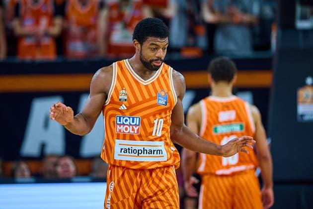 Malik Osborne (ratiopharm ulm, 10) hadert GER, ratiopharm ulm vs. Skyliners Frankfurt, Basketball, 6. Spieltag, EasyCredit Bundesliga, Spielzeit 2025 2026, 01.11.2025 GER, ratiopharm ulm vs. Skyliners Frankfurt, Basketball, 6. Spieltag, EasyCredit Bundesliga, Spielzeit 2025 2026, 01.11.2025 Neu-Ulm Copyright: xEibner-Pressefoto GeraldxOelze-dx EP_ODS