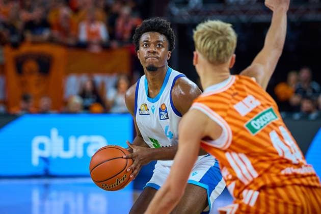 Nahiem Alleyne (Frankfurt Skyliners, 04) und Teo Milicic (ratiopharm ulm, 44) GER, ratiopharm ulm vs. Skyliners Frankfurt, Basketball, 6. Spieltag, EasyCredit Bundesliga, Spielzeit 2025 2026, 01.11.2025 GER, ratiopharm ulm vs. Skyliners Frankfurt, Basketball, 6. Spieltag, EasyCredit Bundesliga, Spielzeit 2025 2026, 01.11.2025 Neu-Ulm Copyright: xEibner-Pressefoto GeraldxOelze-dx EP_ODS