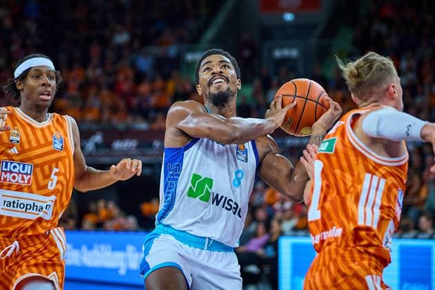 Mohamed Diakite (ratiopharm ulm, 05), William Christmas (Frankfurt Skyliners, 08) und Thomas Klepeisz (ratiopharm ulm, 22) GER, ratiopharm ulm vs. Skyliners Frankfurt, Basketball, 6. Spieltag, EasyCredit Bundesliga, Spielzeit 2025 2026, 01.11.2025 GER, ratiopharm ulm vs. Skyliners Frankfurt, Basketball, 6. Spieltag, EasyCredit Bundesliga, Spielzeit 2025 2026, 01.11.2025 Neu-Ulm Copyright: xEibner-Pressefoto GeraldxOelze-dx EP_ODS