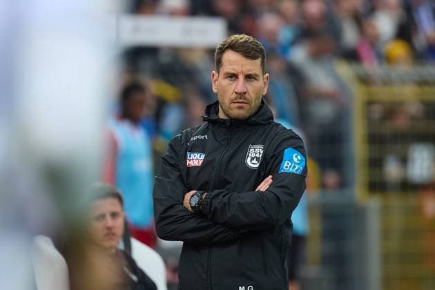 Portrait, Portraet, Freisteller von Moritz Glasbrenner (SSV Ulm 1846, Cheftrainer), nachdenklich GER, SSV Ulm 1846 vs. VfB Stuttgart II, Fussball, Herren, 3. Liga, 13. Spieltag, Spielzeit 2025 2026, 01.11.2025 DFL, DFB regulations prohibit any use of photographs as image sequences and or quasi-video GER, SSV Ulm 1846 vs. VfB Stuttgart II, Fussball, Herren, 3. Liga, 13. Spieltag, Spielzeit 2025 2026, 01.11.2025 Ulm Copyright: xEibner-Pressefoto GeraldxOelze-dexStoppanyx EP_ODS