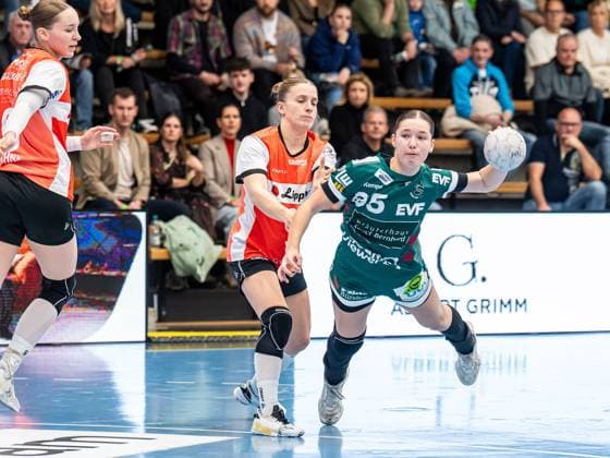 Lara Daeuble (Frisch Auf Frauen, 95) im Zweikampf mit Alexia Hauf (HSG Blomberg-Lippe, 31), Frisch Auf Goeppingen vs. HSG Blomberg-Lippe, Handball, 1. Bundesliga, Spielzeit 2025 2026, 01.11.2025 Frisch Auf Goeppingen vs. HSG Blomberg-Lippe, Handball, 1. Bundesliga, Spielzeit 2025 2026, 01.11.2025 Goeppingen Copyright: xMichaelxSchmidt Eibner-Pressefotx EP_MST