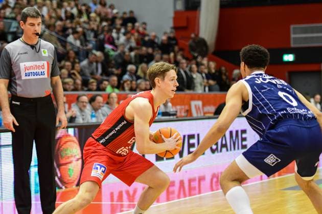 Aiden Warnholtz, Lamar Jones 6. Spieltag, 2.Bundesliga Pro A, 46ers, Basketball, Basketball Saison 2025 2026, BBL, Deutschland, Gießen 46ers VfL SparkassenStars Bochum, Gießen in rot, Bochum in blau, Herren