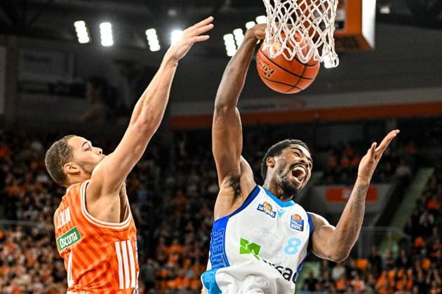 GER, BBL, ratiopharm Ulm vs Skyliners Frankfurt 01.11.2025, ratiopharm arena, Neu-Ulm, GER, BBL, ratiopharm Ulm vs Skyliners Frankfurt, im Bild William Christmas (Frankfurt, 8) gewinnt den Rebound gegen Christopher Ledlum (Ulm, 4)