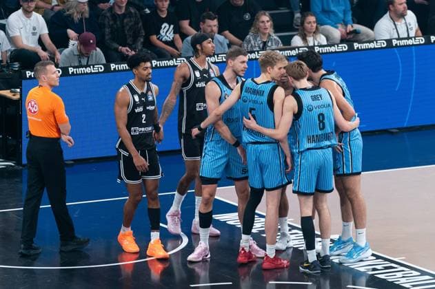 Veolia Towers Hamburg beim Huddle, Niklas Wimberg (Veolia Towers Hamburg, 17), Zsombor Maronka (Veolia Towers Hamburg, 05), Jared Grey (Veolia Towers Hamburg, 08), GER, Veolia Towers Hamburg vs BMA365 Bamberg Baskets, Basketball, Bundesliga, Spieltag 6, Saison 2025 2026, 01.11.2025 GER, Veolia Towers Hamburg vs BMA365 Bamberg Baskets, Basketball, Bundesliga, Spieltag 6, Saison 2025 2026, 01.11.2025 Hamburg Copyright: xEibner-Pressefoto MaxxVincenx EP_MVN