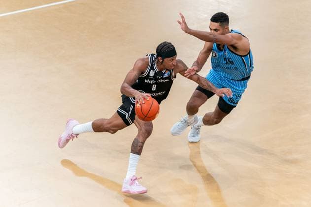 Demarcus Demonia (BMA365 Bamberg Baskets, 08) im Dribbling gegen Kenneth Ogbe (Veolia Towers Hamburg, 25), GER, Veolia Towers Hamburg vs BMA365 Bamberg Baskets, Basketball, Bundesliga, Spieltag 6, Saison 2025 2026, 01.11.2025 GER, Veolia Towers Hamburg vs BMA365 Bamberg Baskets, Basketball, Bundesliga, Spieltag 6, Saison 2025 2026, 01.11.2025 Hamburg Copyright: xEibner-Pressefoto MaxxVincenx EP_MVN