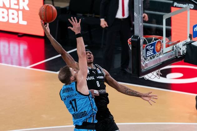 Demarcus Demonia (BMA365 Bamberg Baskets, 08) beim Dunk gegen Niklas Wimberg (Veolia Towers Hamburg, 17), GER, Veolia Towers Hamburg vs BMA365 Bamberg Baskets, Basketball, Bundesliga, Spieltag 6, Saison 2025 2026, 01.11.2025 GER, Veolia Towers Hamburg vs BMA365 Bamberg Baskets, Basketball, Bundesliga, Spieltag 6, Saison 2025 2026, 01.11.2025 Hamburg Copyright: xEibner-Pressefoto MaxxVincenx EP_MVN