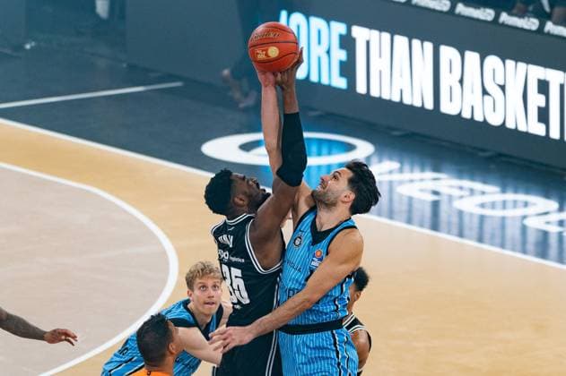 Tip Off, Ejiofor Onu (BMA365 Bamberg Baskets, 35) gegen Benedikt Turudic (Veolia Towers Hamburg, 44), GER, Veolia Towers Hamburg vs BMA365 Bamberg Baskets, Basketball, Bundesliga, Spieltag 6, Saison 2025 2026, 01.11.2025 GER, Veolia Towers Hamburg vs BMA365 Bamberg Baskets, Basketball, Bundesliga, Spieltag 6, Saison 2025 2026, 01.11.2025 Hamburg Copyright: xEibner-Pressefoto MaxxVincenx EP_MVN