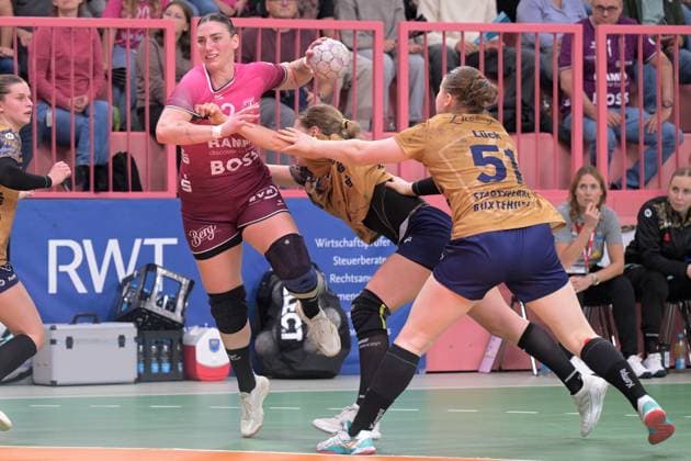 Gabriela Clausson Bitolo (TusSies Metzingen, 22) gegen Johanna Andresen (Buxtehuder SV, 18) und Lin Elisabeth Lueck (Buxtehuder SV, 51) TusSies Metzingen vs. Buxtehuder SV, Handball, Alsco HBF, 7.Ligaspieltag, Saison 2025 2026, 01.11.2025 TusSies Metzingen vs. Buxtehuder SV, Handball, Alsco HBF, 7.Ligaspieltag, Saison 2025 2026, 01.11.2025 Tuebingen Copyright: xEibner-Pressefoto TobiasxBaurx EP_TBR