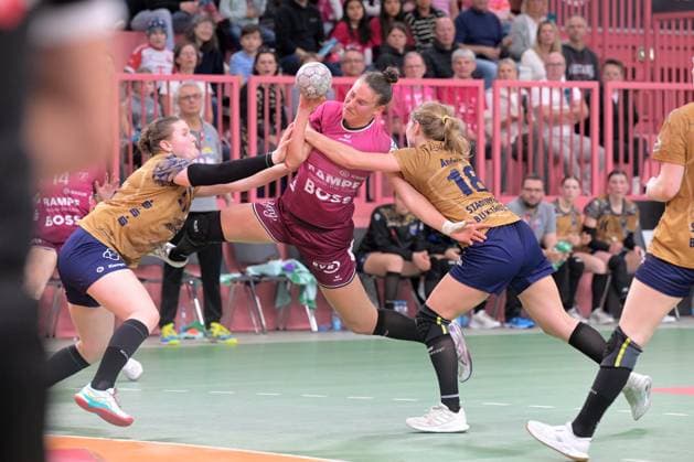 Carolin Huebner (TusSies Metzingen, 56) gegen Lin Elisabeth Lueck (Buxtehuder SV, 51) und Johanna Andresen (Buxtehuder SV, 18) TusSies Metzingen vs. Buxtehuder SV, Handball, Alsco HBF, 7.Ligaspieltag, Saison 2025 2026, 01.11.2025 TusSies Metzingen vs. Buxtehuder SV, Handball, Alsco HBF, 7.Ligaspieltag, Saison 2025 2026, 01.11.2025 Tuebingen Copyright: xEibner-Pressefoto TobiasxBaurx EP_TBR