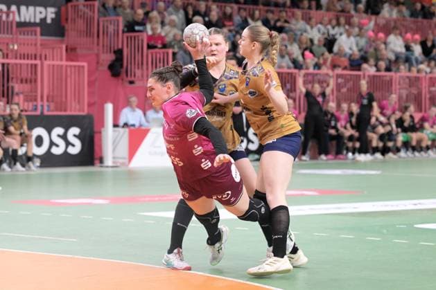 Svenja Huebner (TusSies Metzingen, 26) gegen Lin Elisabeth Lueck (Buxtehuder SV, 51) und Aida Mittag (Buxtehuder SV, 06) TusSies Metzingen vs. Buxtehuder SV, Handball, Alsco HBF, 7.Ligaspieltag, Saison 2025 2026, 01.11.2025 TusSies Metzingen vs. Buxtehuder SV, Handball, Alsco HBF, 7.Ligaspieltag, Saison 2025 2026, 01.11.2025 Tuebingen Copyright: xEibner-Pressefoto TobiasxBaurx EP_TBR