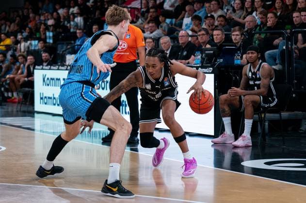 Austin Crowley (BMA365 Bamberg Baskets, 85) im Dribbling gegen Jared Grey (Veolia Towers Hamburg, 08), GER, Veolia Towers Hamburg vs BMA365 Bamberg Baskets, Basketball, Bundesliga, Spieltag 6, Saison 2025 2026, 01.11.2025 GER, Veolia Towers Hamburg vs BMA365 Bamberg Baskets, Basketball, Bundesliga, Spieltag 6, Saison 2025 2026, 01.11.2025 Hamburg Copyright: xEibner-Pressefoto MaxxVincenx EP_MVN