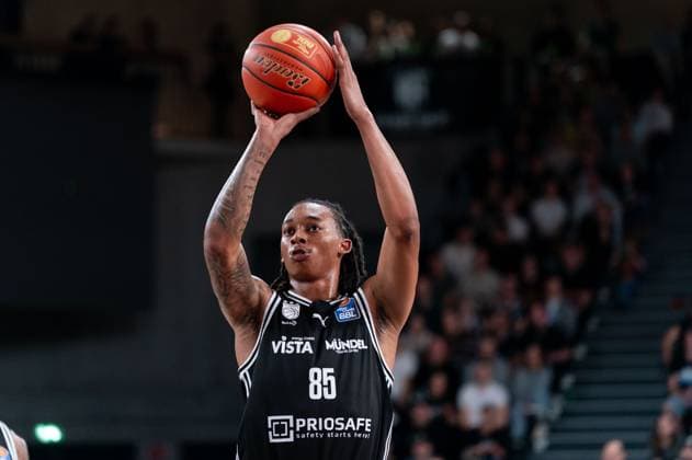 Austin Crowley (BMA365 Bamberg Baskets, 85) beim Freiwurf, Einzelbild, Einzelfoto, Portrait, Portraet, Freisteller, GER, Veolia Towers Hamburg vs BMA365 Bamberg Baskets, Basketball, Bundesliga, Spieltag 6, Saison 2025 2026, 01.11.2025 GER, Veolia Towers Hamburg vs BMA365 Bamberg Baskets, Basketball, Bundesliga, Spieltag 6, Saison 2025 2026, 01.11.2025 Hamburg Copyright: xEibner-Pressefoto MaxxVincenx EP_MVN