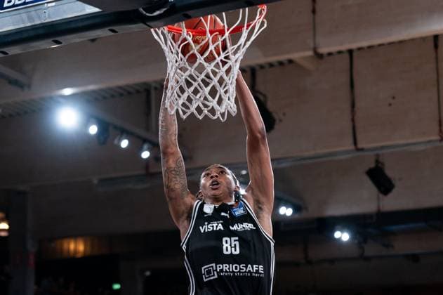 Austin Crowley (BMA365 Bamberg Baskets, 85) beim Dunk, Einzelbild, Einzelfoto, Portrait, Portraet, Freisteller, GER, Veolia Towers Hamburg vs BMA365 Bamberg Baskets, Basketball, Bundesliga, Spieltag 6, Saison 2025 2026, 01.11.2025 GER, Veolia Towers Hamburg vs BMA365 Bamberg Baskets, Basketball, Bundesliga, Spieltag 6, Saison 2025 2026, 01.11.2025 Hamburg Copyright: xEibner-Pressefoto MaxxVincenx EP_MVN