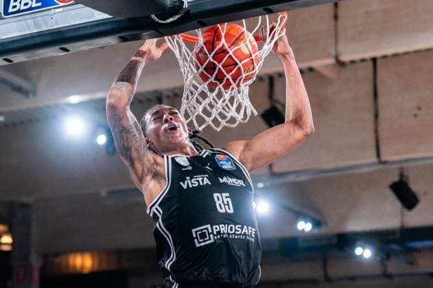 Austin Crowley (BMA365 Bamberg Baskets, 85) beim Dunk, Einzelbild, Einzelfoto, GER, Veolia Towers Hamburg vs BMA365 Bamberg Baskets, Basketball, Bundesliga, Spieltag 6, Saison 2025 2026, 01.11.2025 GER, Veolia Towers Hamburg vs BMA365 Bamberg Baskets, Basketball, Bundesliga, Spieltag 6, Saison 2025 2026, 01.11.2025 Hamburg Copyright: xEibner-Pressefoto MaxxVincenx EP_MVN