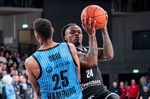 Cobe Williams (BMA365 Bamberg Baskets, 24) im Zweikampf mit Kenneth Ogbe (Veolia Towers Hamburg, 25), GER, Veolia Towers Hamburg vs BMA365 Bamberg Baskets, Basketball, Bundesliga, Spieltag 6, Saison 2025 2026, 01.11.2025 GER, Veolia Towers Hamburg vs BMA365 Bamberg Baskets, Basketball, Bundesliga, Spieltag 6, Saison 2025 2026, 01.11.2025 Hamburg Copyright: xEibner-Pressefoto MaxxVincenx EP_MVN