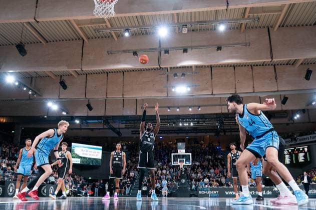 Ejiofor Onu (BMA365 Bamberg Baskets, 35) beim Freiwurf, GER, Veolia Towers Hamburg vs BMA365 Bamberg Baskets, Basketball, Bundesliga, Spieltag 6, Saison 2025 2026, 01.11.2025 GER, Veolia Towers Hamburg vs BMA365 Bamberg Baskets, Basketball, Bundesliga, Spieltag 6, Saison 2025 2026, 01.11.2025 Hamburg Copyright: xEibner-Pressefoto MaxxVincenx EP_MVN