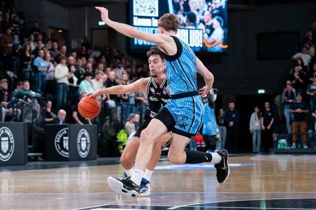 Zachary Ensminger (BMA365 Bamberg Baskets, 01) im Dribbling gegen Jared Grey (Veolia Towers Hamburg, 08), GER, Veolia Towers Hamburg vs BMA365 Bamberg Baskets, Basketball, Bundesliga, Spieltag 6, Saison 2025 2026, 01.11.2025 GER, Veolia Towers Hamburg vs BMA365 Bamberg Baskets, Basketball, Bundesliga, Spieltag 6, Saison 2025 2026, 01.11.2025 Hamburg Copyright: xEibner-Pressefoto MaxxVincenx EP_MVN