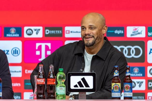 Vincent Kompany (FC Bayern Muenchen, Chef-Trainer) PK Pressekonferenz lachend gluecklich , GER, FC Bayern Muenchen vs. Bayer 04 Leverkusen, Fussball, Bundesliga, 09. Spieltag, Spielzeit 2025 2026, 01.11.2025, DFL DFB REGULATIONS PROHIBIT ANY USE OF PHOTOGRAPHS AS IMAGE SEQUENCES AND OR QUASI-VIDEO, GER, FC Bayern Muenchen vs. Bayer 04 Leverkusen, Fussball, Bundesliga, 09. Spieltag, Spielzeit 2025 2026, 01.11.2025 Muenchen Copyright: xEibner-Pressefoto JanixPlessx EP_JPL