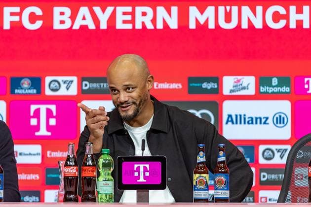 Vincent Kompany (FC Bayern Muenchen, Chef-Trainer) PK Pressekonferenz lachend Zeigefinger auf Reporter Mimik Gestik Geste, GER, FC Bayern Muenchen vs. Bayer 04 Leverkusen, Fussball, Bundesliga, 09. Spieltag, Spielzeit 2025 2026, 01.11.2025, DFL DFB REGULATIONS PROHIBIT ANY USE OF PHOTOGRAPHS AS IMAGE SEQUENCES AND OR QUASI-VIDEO, GER, FC Bayern Muenchen vs. Bayer 04 Leverkusen, Fussball, Bundesliga, 09. Spieltag, Spielzeit 2025 2026, 01.11.2025 Muenchen Copyright: xEibner-Pressefoto JanixPlessx EP_JPL