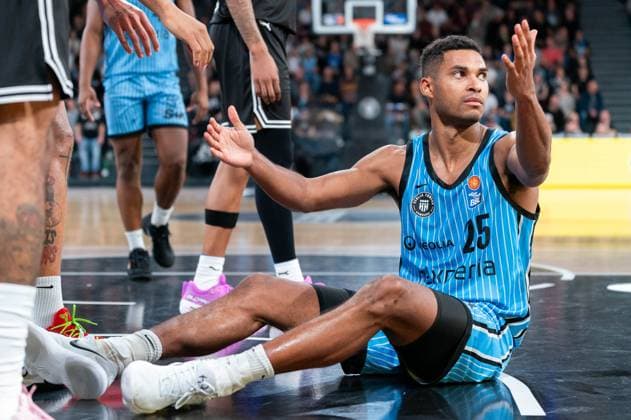 Kenneth Ogbe (Veolia Towers Hamburg, 25) am Boden, Ratlos, enttauescht, GER, Veolia Towers Hamburg vs BMA365 Bamberg Baskets, Basketball, Bundesliga, Spieltag 6, Saison 2025 2026, 01.11.2025 GER, Veolia Towers Hamburg vs BMA365 Bamberg Baskets, Basketball, Bundesliga, Spieltag 6, Saison 2025 2026, 01.11.2025 Hamburg Copyright: xEibner-Pressefoto MaxxVincenx EP_MVN