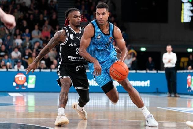 Kenneth Ogbe (Veolia Towers Hamburg, 25) im Dribbling gegen Cobe Williams (BMA365 Bamberg Baskets, 24), GER, Veolia Towers Hamburg vs BMA365 Bamberg Baskets, Basketball, Bundesliga, Spieltag 6, Saison 2025 2026, 01.11.2025 GER, Veolia Towers Hamburg vs BMA365 Bamberg Baskets, Basketball, Bundesliga, Spieltag 6, Saison 2025 2026, 01.11.2025 Hamburg Copyright: xEibner-Pressefoto MaxxVincenx EP_MVN
